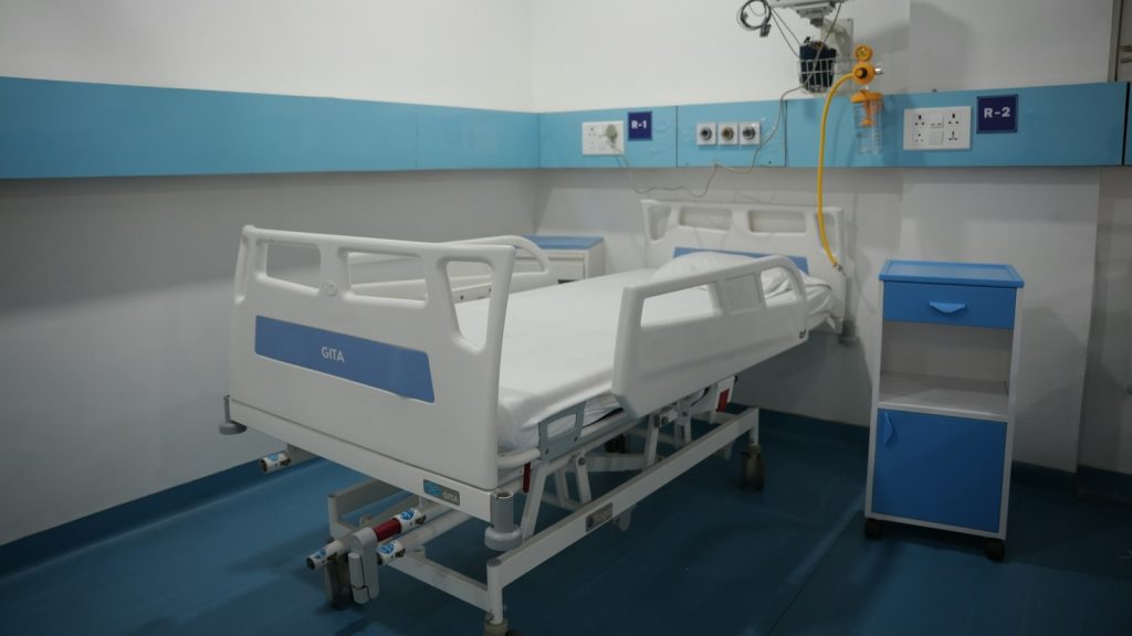 Modernes Krankenhauszimmer mit verstellbarem Bett